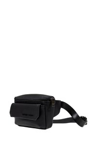 Borsa a crossbody in pelle sintetica nera con forma arrotondata, chiusura a zip, tasca con pattina frontale e tracolla regolabile. Superficie testurizzata e design minimalista.