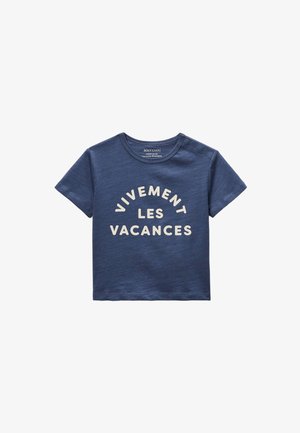 T-shirt en coton bleu marine à manches courtes. Présente "VIVEMENT LES VACANCES" en texte crémeux en gras sur le devant. Texture douce.