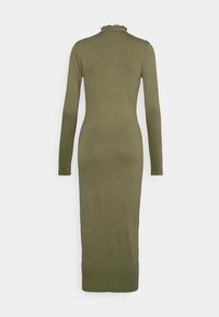 Vestido verde oliva de mangas compridas com uma silhueta ajustada, apresentando um decote pregueado e uma textura suave e macia.