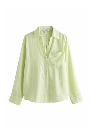 Jasnozielona koszula na guziki z długim rękawem, białe pionowe paski i pojedyncza kieszeń na piersi na białym tle.