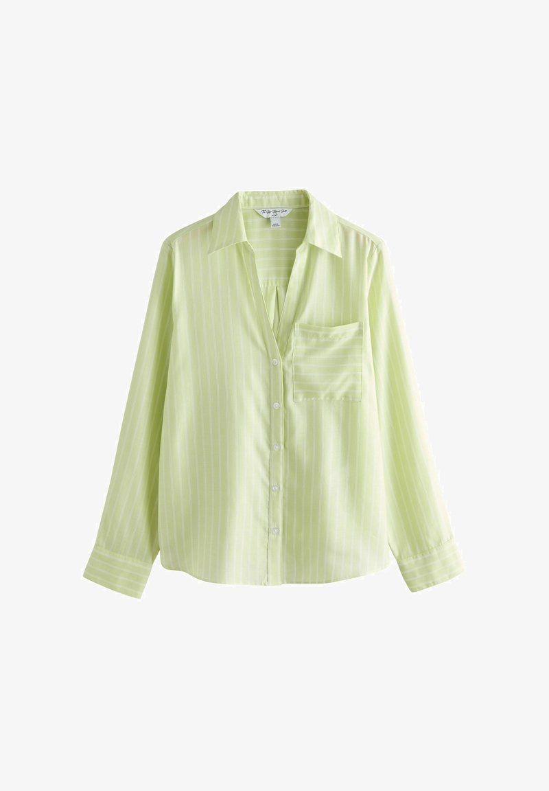 Chemise à manches longues vert clair à boutons avec des rayures verticales blanches et une poche poitrine unique sur fond blanc.