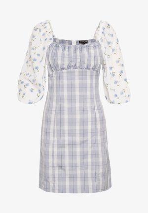 Getailleerde jurk met grijs geruit lijfje en rok, met pofmouwen wit met blauw bloemmotief en een vierkante halslijn.