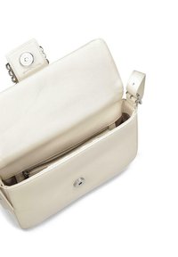 Bolso de mano de piel beige con una textura suave. Presenta un cierre de solapa con un botón a presión plateado y un bolsillo con cremallera en el interior. Correa de cadena visible.