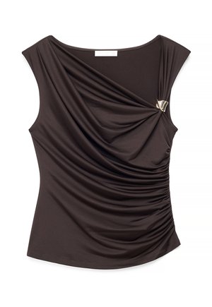 Brązowy, bezrękawnikowy top z asymetrycznym dekoltem, marszczonym materiałem po jednej stronie i małym metalowym zapięciem.