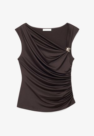 Brązowy, bezrękawnikowy top z asymetrycznym dekoltem, marszczonym materiałem po jednej stronie i małym metalowym zapięciem.