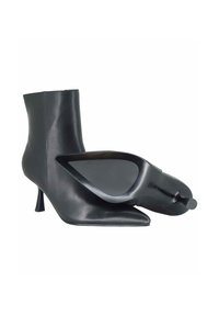 Botines de cuero negro con punta estrecha y tacón delgado. Presentan un diseño elegante y una textura suave. Incluyen una plantilla extraíble.