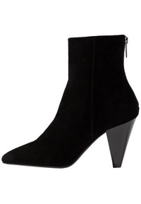 Czarne zamszowe botki za kostkę z ostrym noskiem, stożkowym obcasem i bocznym zamkiem błyskawicznym. Gładka tekstura z minimalnymi detalami przeszyć.