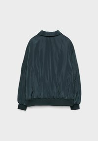 Donkerblauwe bomberjack met een satijnen afwerking, voorzien van een kraag, elastische tailleband en geplooide mouwen voor een ontspannen pasvorm.