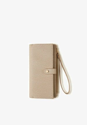 Portafoglio da polso beige texturizzato con patta a bottone automatico e scomparto con cerniera, isolato su sfondo bianco.