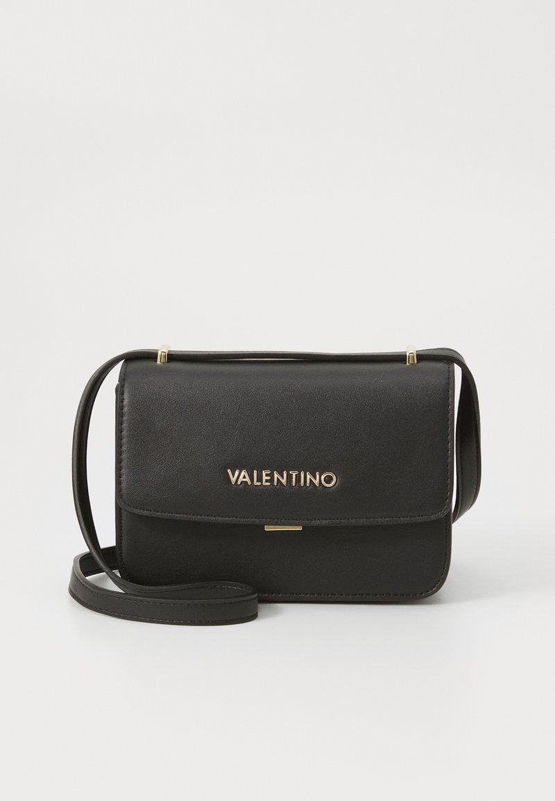 Borsa a tracolla in pelle nera con chiusura a patta, accessori in oro e logo inciso "VALENTINO" sul davanti. Texture liscia e forma rettangolare.