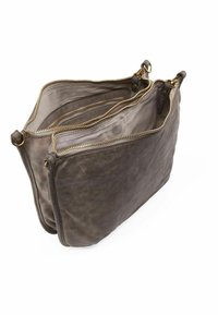Borsa in pelle grigia con due scomparti con zip, hardware in tonalità oro, una texture liscia e un design minimalista.