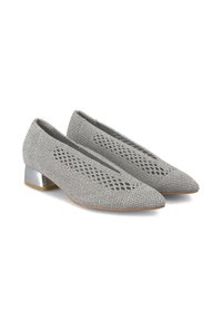 Graue Netzschuhe mit niedrigem Absatz und spitz zulaufenden Zehen, die über ein offenes Gewebe-Muster verfügen. Metallisch silberne Akzente am Absatz setzen einen Kontrast.