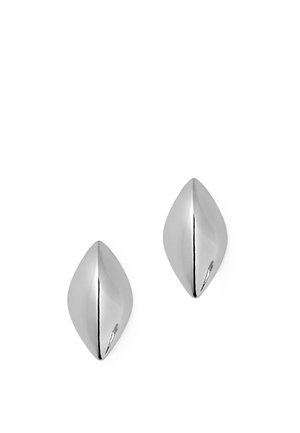 Glänzende silberne, blattförmige Ohrstecker mit einer glatten, gebogenen Oberfläche, die auf einem weißen Hintergrund reflektiert werden.