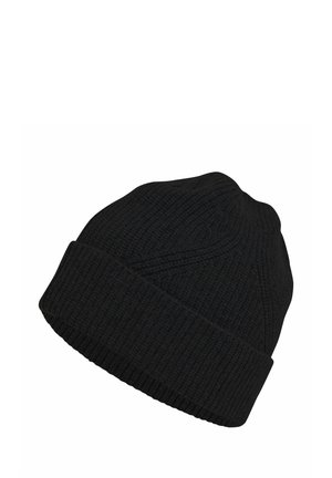Czarna dziergana czapka z dzianiny z odwróconym mankietem, prążkowaną fakturą i prostym wzorem, przedstawiona na białym tle.