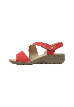 Sandale rouge à bout ouvert avec bride réglable et semelle intérieure beige rembourrée, avec une semelle compensée basse marron pour le confort et le soutien.