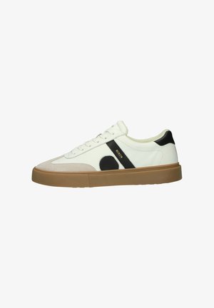 Weißer Sneaker mit schwarzem Akzent, Wildleder-Zehenschutz und einer Gummisohle. Verfügt über ein Schnürdesign und einen gepolsterten Kragen für zusätzlichen Komfort.