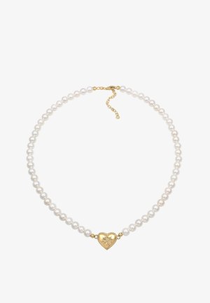 Perlekæde med runde hvide perler, et hjerteformet guldlås med dekorativt design og en justerbar kæde til tilpasning af størrelsen.