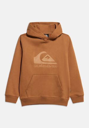 Brun hettegenser med kengurulomme foran og Quiksilver-logo trykt i matchende brunt på brystet.