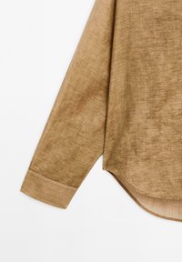 Långärmad skjorta i en texturerad brun tyg med ett ribbat mönster, med en kontrasterande ribbad manschett och en rundad nederkant.