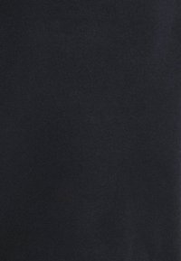 Musta puuvillakangas, jossa on sileä rakenne, yksivärinen muotoilu ilman näkyviä kuvioita tai yksityiskohtia. Sopii monenlaisiin käyttötarkoituksiin.