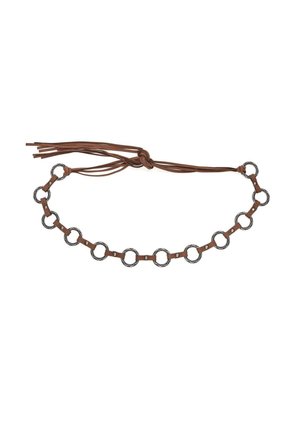 Hnedý kožený opasok so striebornými ozdobnými krúžkami spojenými koženými pásikmi, zviazaný do uzla s dlhými koženými strapcami na jednom konci.