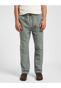 UTILITY DRAWSTRING PANT - Broek - grün