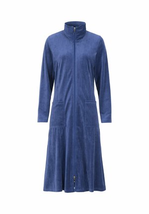 Blå, langærmet kjole lavet af blødt stof med lynlås foran, to forlommer og en høj krave; udvidet design til knælængde.