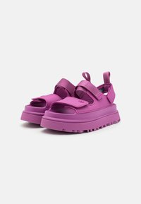 UGG GOLDENGLOW - Sandale s platformom - mangosteen