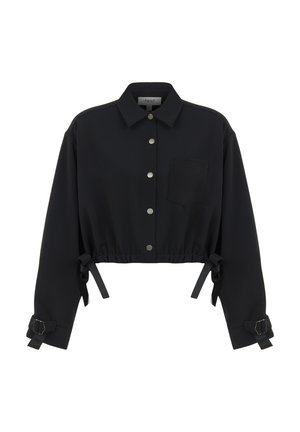 Veste noire courte en tissu lisse, avec un devant à boutons, une poche poitrine et des liens réglables à la taille et aux poignets.