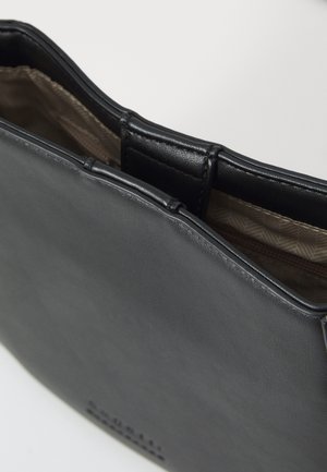 Czarny skórzany portfel otwarty, ukazujący beżową tkaninę wnętrza z subtelnym wzorem, widoczne przeszycia wzdłuż krawędzi.