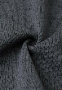 Tessuto grigio scuro lavorato a maglia con un aspetto morbido, caratterizzato da una maglia compatta e leggere variazioni nella texture superficiale.