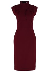 Robe bordeaux sans manches, longueur au genou, avec col montant et encolure drapée, taille cintrée et détails structurés aux épaules.