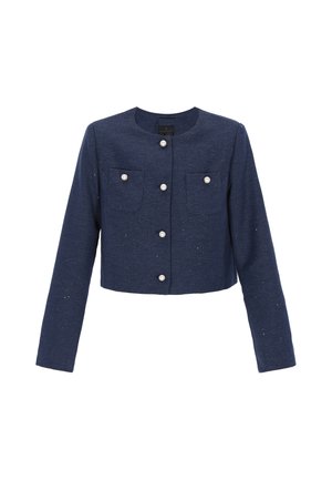 Granatowa krótka kurtka z długimi rękawami, perłowymi guzikami z przodu oraz dwoma kieszeniami na piersi zapinanymi na perłowe guziki.