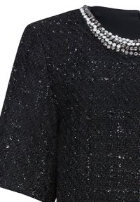Robe noire texturée à manches courtes, ornée d'un col en perles scintillantes et de détails chatoyants sur l'ensemble du tissu.