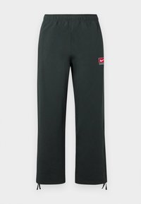 Σκούρο πράσινο παντελόνι Nike με ελαστική μέση, ίσια πόδια, μικρό κόκκινο και λευκό λογότυπο Nike στο μηρό και ρυθμιζόμενα κορδόνια στα μπατζάκια.