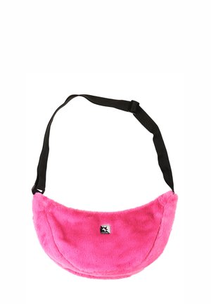 Felroze harige crossbodytas met zwarte verstelbare riem en kleine vierkante logo patch aan de voorkant in het midden.