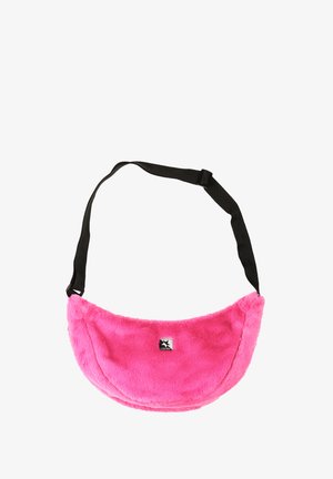 Felroze harige crossbodytas met zwarte verstelbare riem en kleine vierkante logo patch aan de voorkant in het midden.