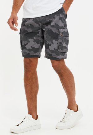 Shorts cargo camouflés en tissu noir et gris, comportant deux poches latérales et une poche à rabat boutonnée sur le côté droit.