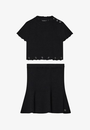 Czarny, dziergany komplet dwuczęściowy z bluzką o falbankowym ściągaczu i ozdobnymi guzikami oraz rozkloszowaną spódnicą. Miękka faktura na całej powierzchni.