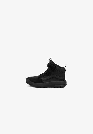 Sneaker alto nero con tomaia in suede e sintetico, dotato di lacci e una fettuccia in Velcro, suola testurizzata e un design robusto.