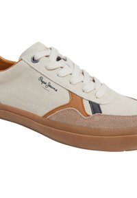 Zapatillas de ante beige con acentos en marrón y detalles texturizados. Presentan cordones blancos, una suela de goma y un logo en el lateral. Diseño clásico y plano.