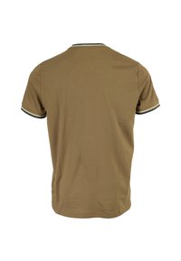 T-shirt marrone con collo rotondo e maniche corte, decorata con strisce scure e chiare sul collo e sulle maniche.