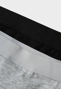 Grå og sort elastiske livremme stablet, med et tekstureret grå lag under et glat sort lag, alle med en blød stoffinish.