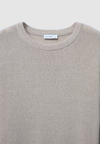 Beige gestrickter Pullover mit Rundhalsausschnitt, geripptem Kragen und dem Label "CALLIOPE" in Größe L im Kragen.