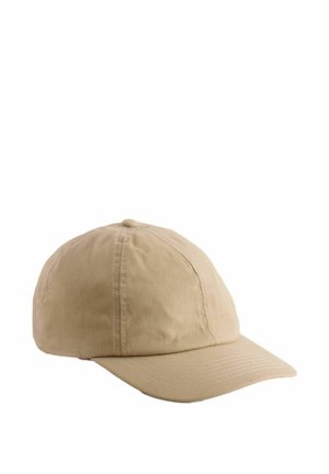 Beige bomulds baseballkasket med buet skygge og syninger i paneldesignet, vist mod en hvid baggrund.