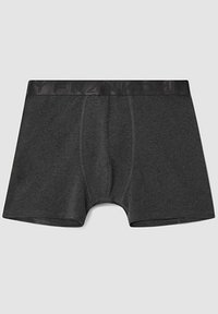 Boxer-briefs gris foncé en matériau doux. Dotés d'une taille noire avec du texte en relief. Le design comprend une coupe ajustée et pas de motifs.