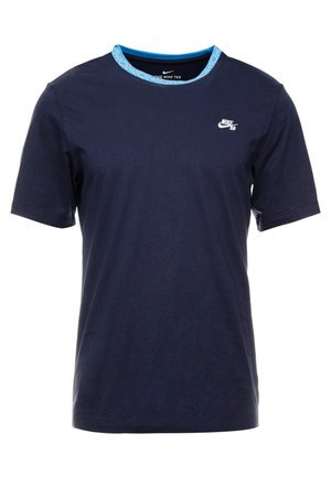 T-shirt Nike SB bleu marine à manches courtes avec un col à motif bleu clair et petit logo Nike blanc sur la poitrine.