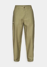 Pantaloni de culoare verde măsliniu, confecționați dintr-un material neted, cu un design drept, având două buzunare mari în față și închidere cu nasture.