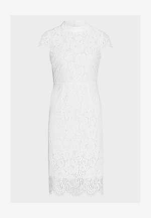 Hvid knælængde blondekjole med korte ærmer, høj halsudskæring og bølgede kantdetaljer.