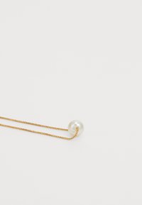 Goldkette mit einem einzelnen runden Perlenanhänger, der eine glatte Oberfläche und einen subtilen Glanz aufweist und ein minimalistisches Design präsentiert.